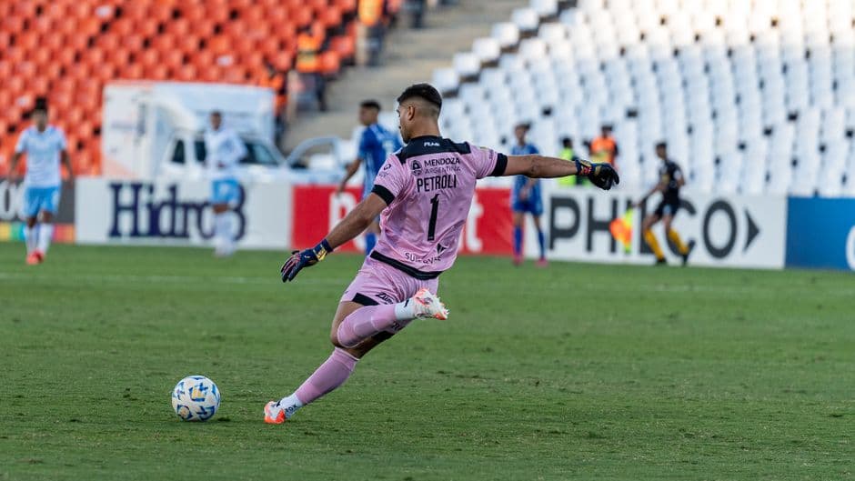 Un portero de fútbol en acción durante un partido