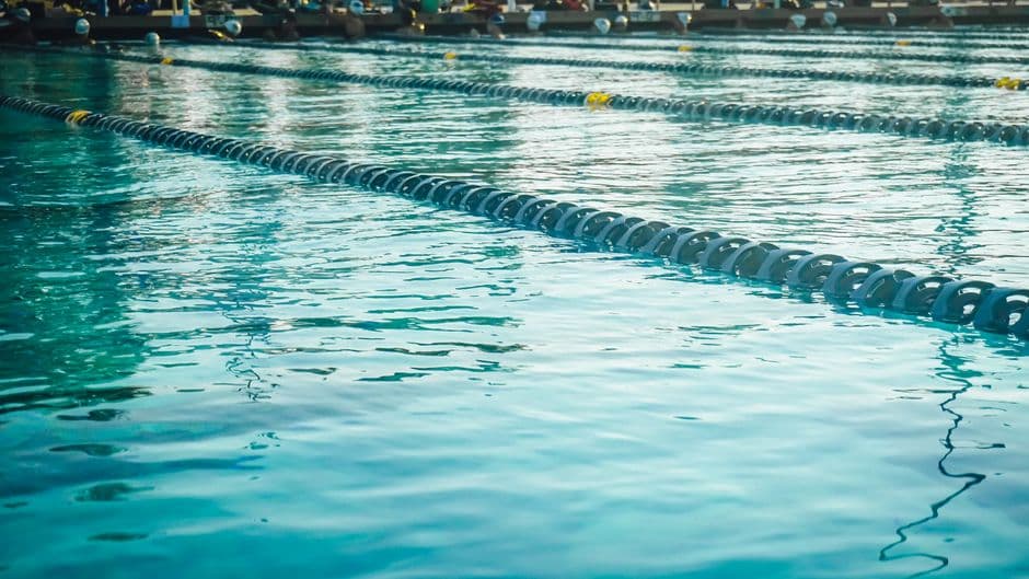 Una piscina vacía con el agua de color azul