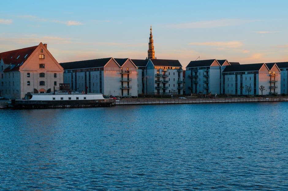 Edificios junto al agua en el paseo marítimo de Copenhague