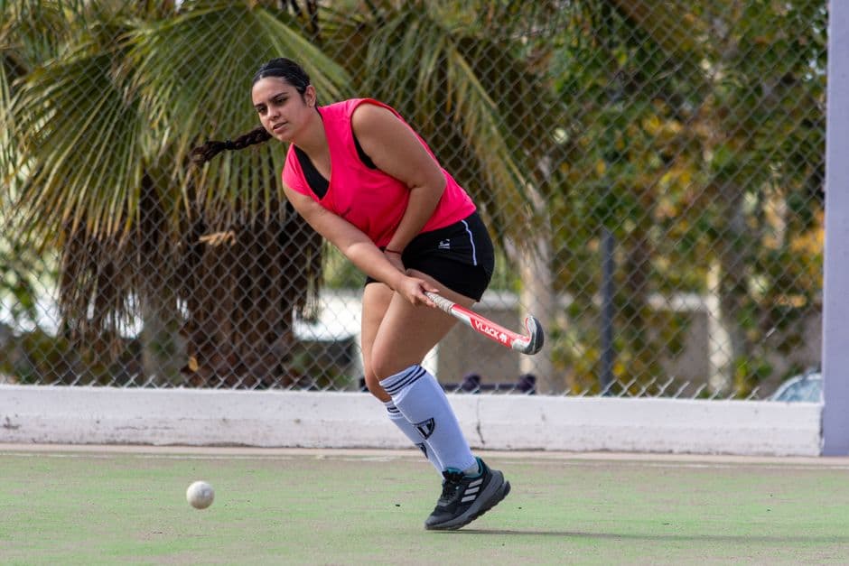 Una jugadora de hockey sobre hierba en plena acción
