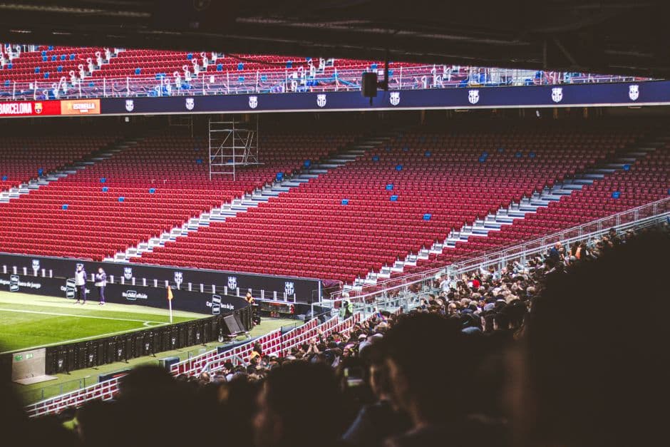 Gradas llenas de aficionados animando durante un emocionante partido de fútbol