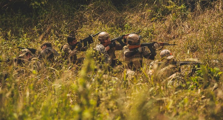 Grupo de soldados portando equipamiento militar en formación