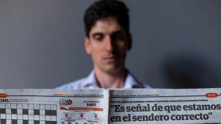Hombre leyendo un periódico español en primer plano detallado