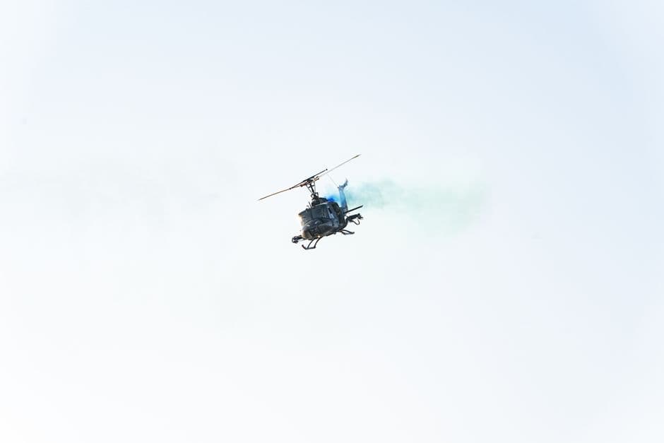 Helicóptero volando sobre el cielo en día despejado