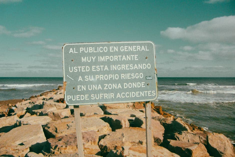 Señal a rocas y mar, en el chat de Cómo chatear seguro en 2026: guía práctica