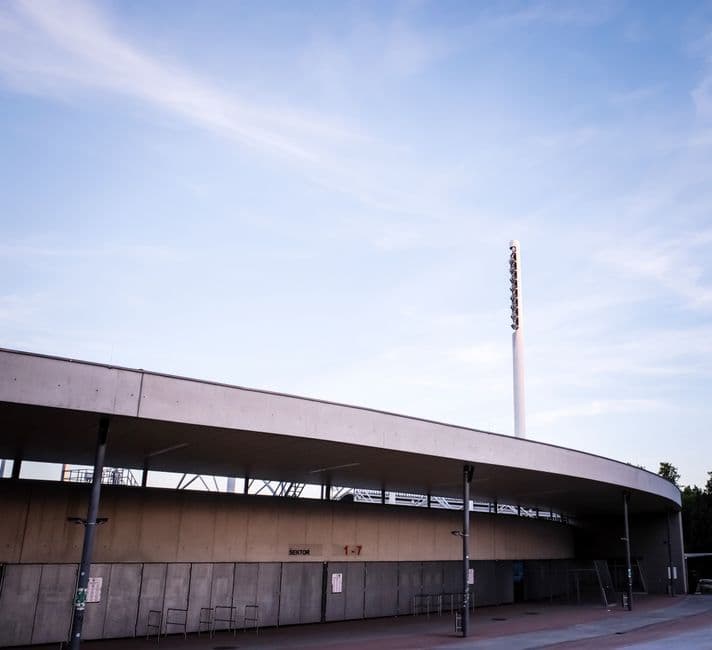 Exterior de un estadio de fútbol de grandes proporciones