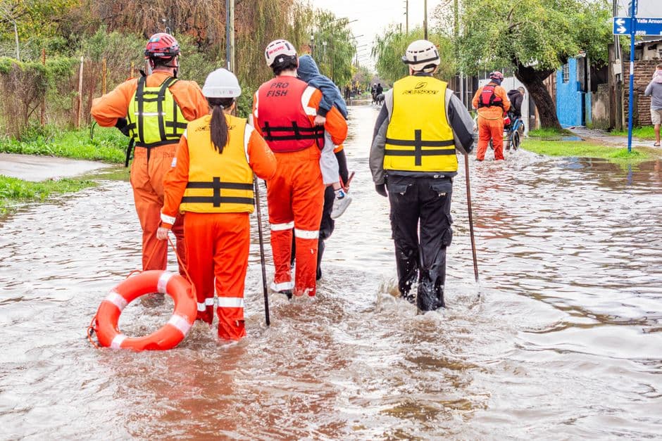 Operación de rescate durante una inundación en zona urbana