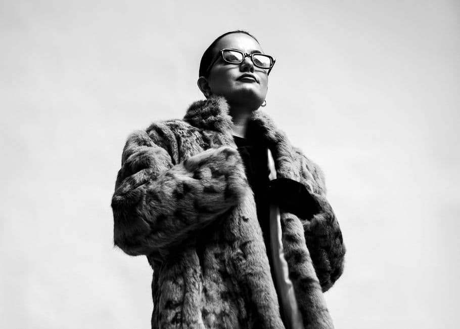 Una mujer fotografiada en blanco y negro