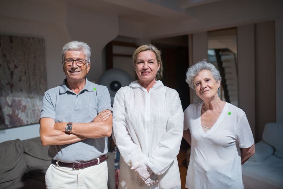 Retrato de médico con pacientes en ambiente clínico