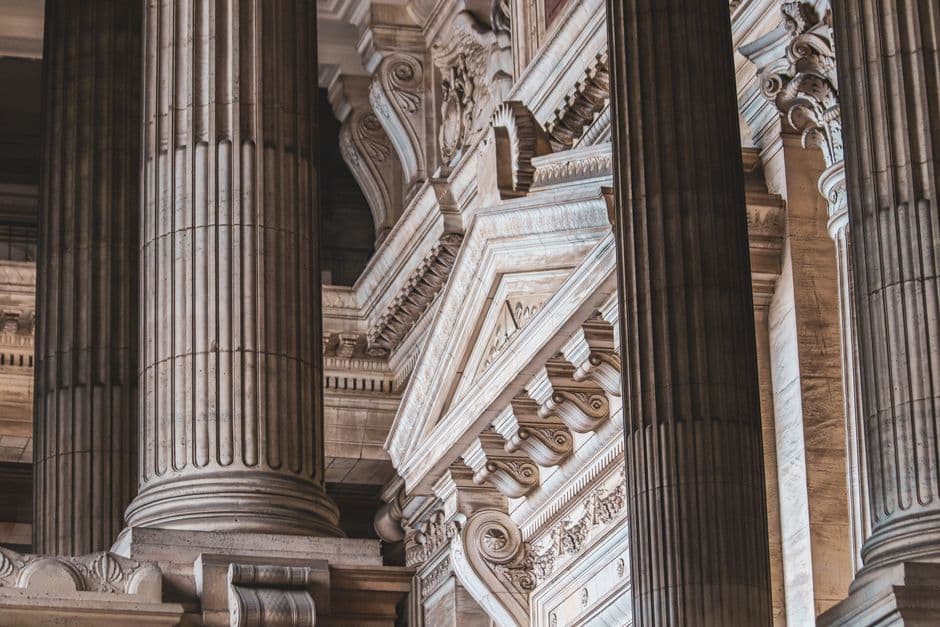 Columnas arquitectónicas de un tribunal de justicia europeo