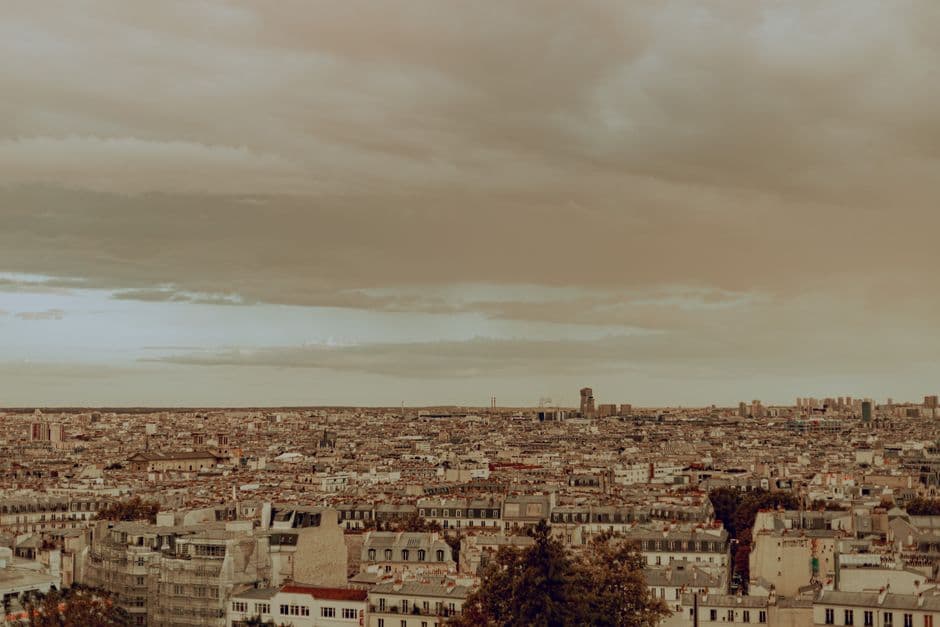 Edificios de una ciudad bajo un cielo nublado y gris