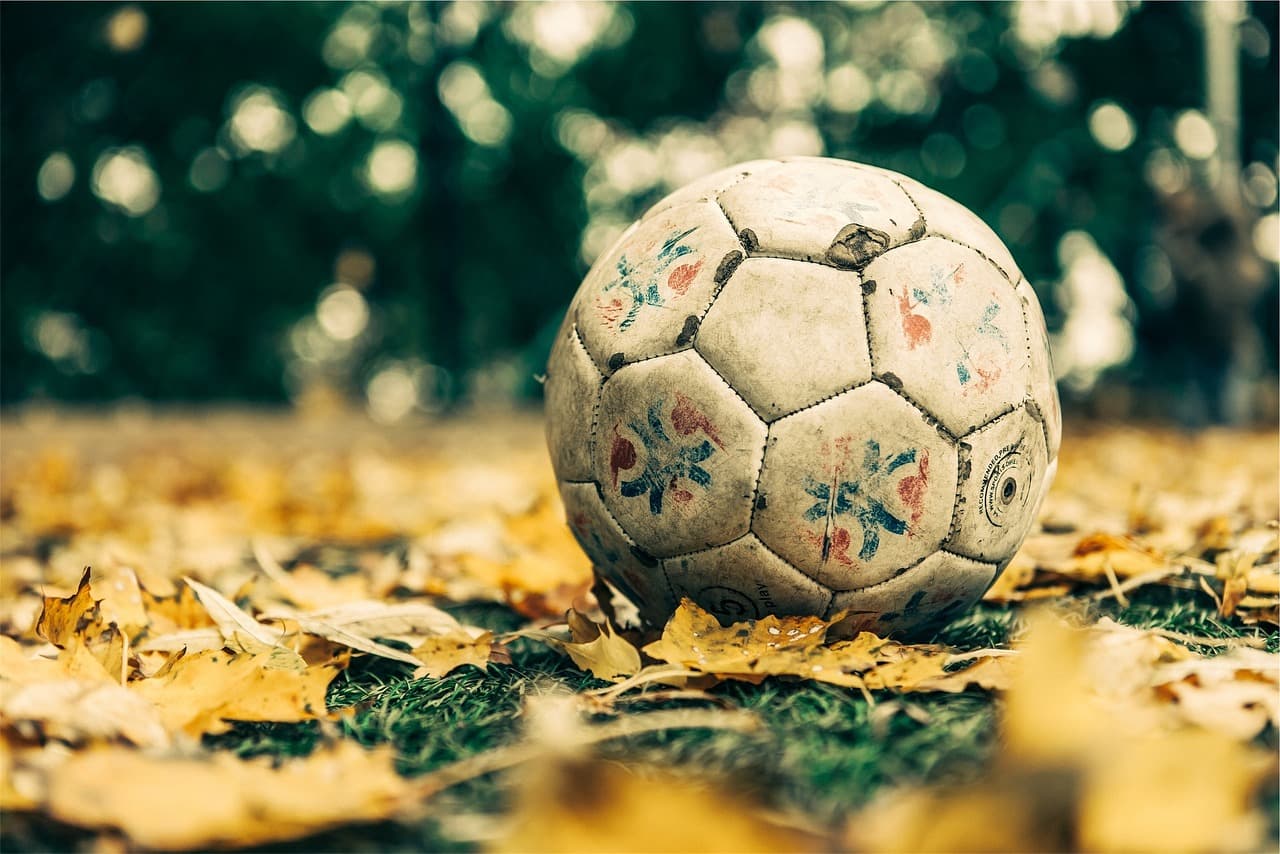 Balón de fútbol de cuero en primer plano