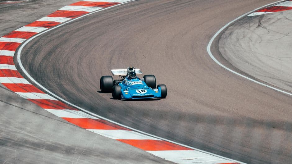 Auto de carreras clásico en una pista curva de competición