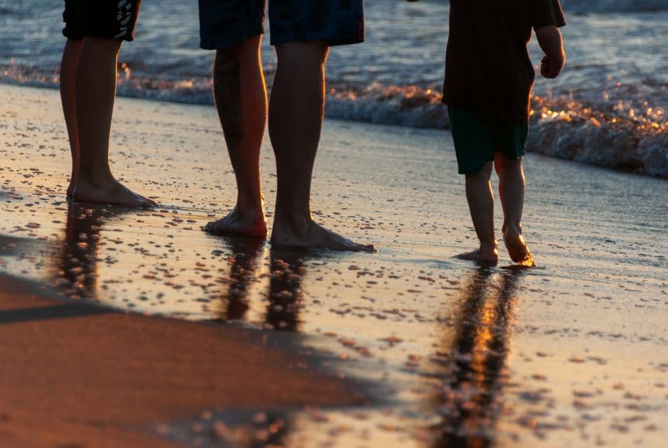 Una familia disfrutando de un paseo al atardecer en la playa