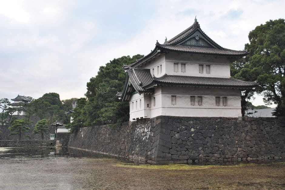 Vista apacible del palacio imperial en Tokio