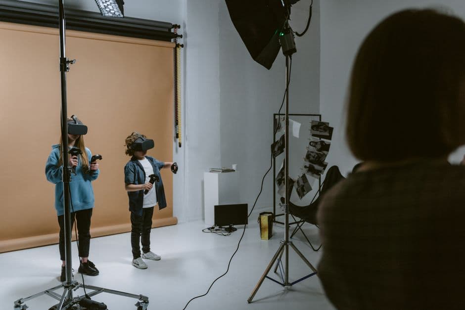 Niña y niño utilizando cascos de realidad virtual juntos