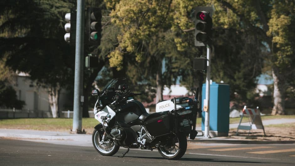 Motocicleta de policía estacionada en la ciudad