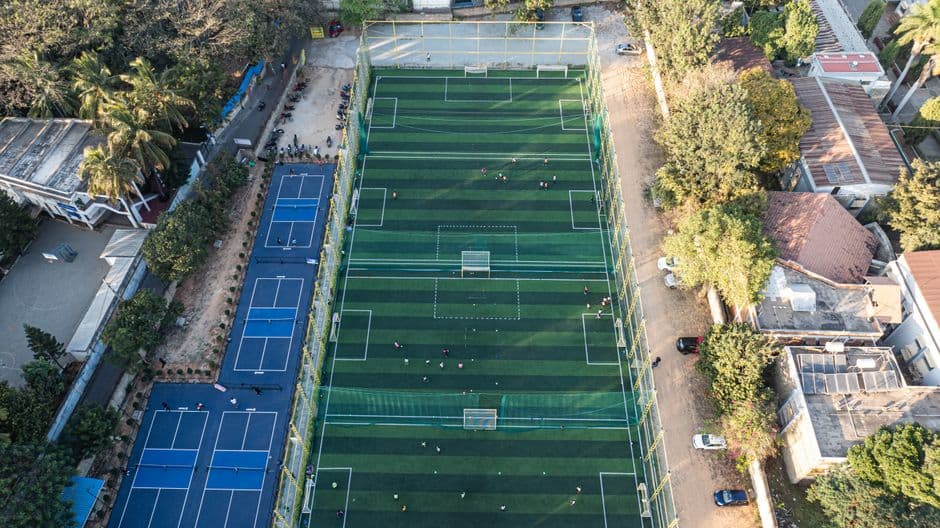 Vista aérea de canchas de fútbol y tenis en zona urbana