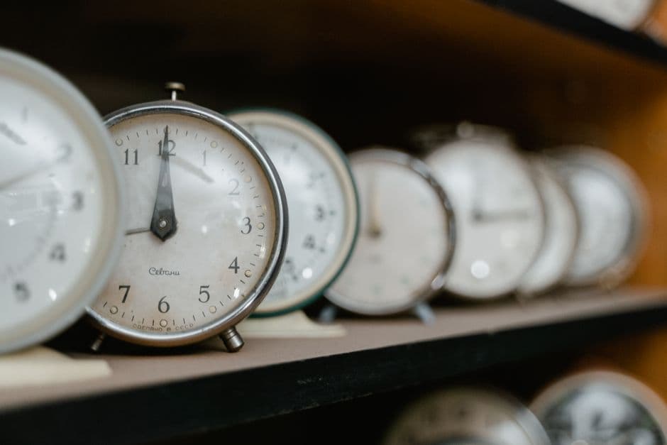 Colección de despertadores vintage sobre fondo neutro