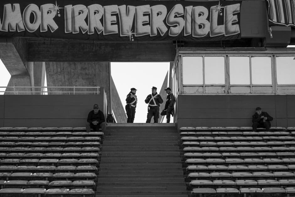 Escena de gradería de estadio en blanco y negro