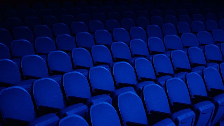 Asientos azules en un teatro con fondo azul de decoración