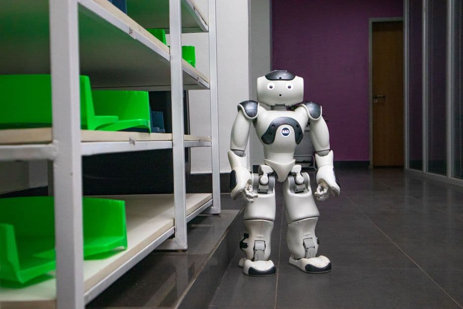 Un robot blanco futurista en un espacio institucional
