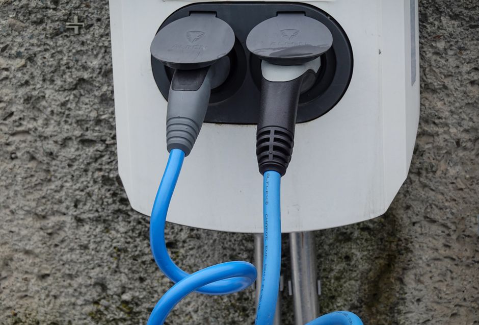 Los peligros ocultos de dejar los cargadores enchufados después de cargar tu móvil o tablet