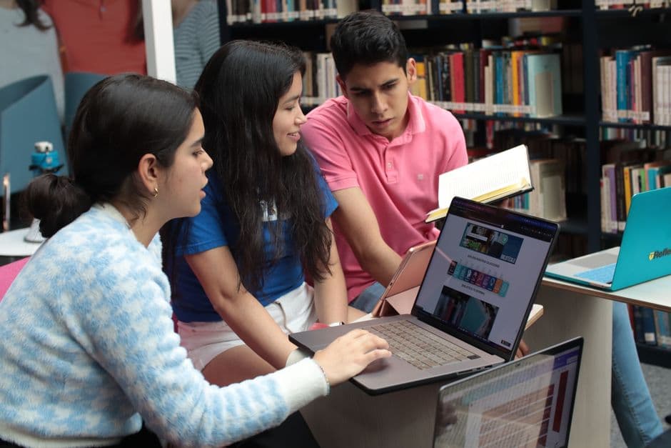Grupo de estudiantes estudiando en la biblioteca en silencio
