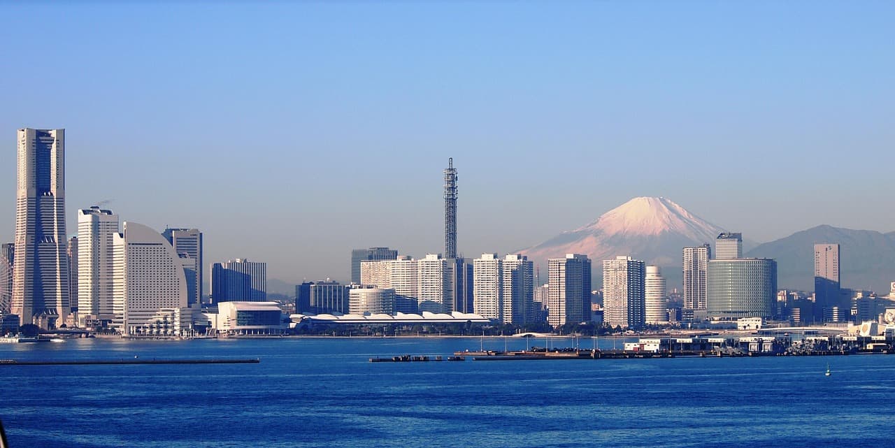 Monte Fuji y el puente de la bahía de Yokohama en Japón
