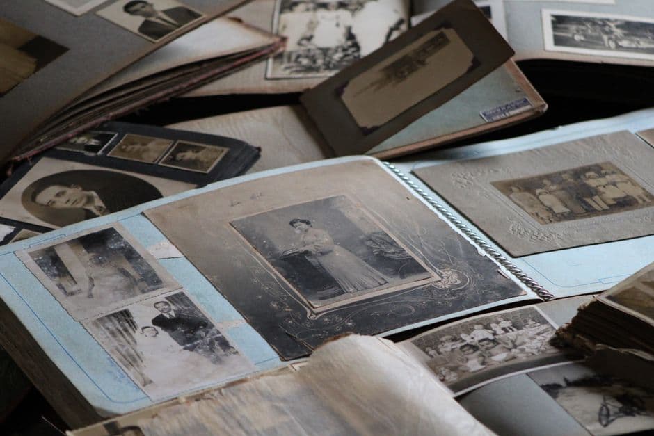 Fotografías viejas esparcidas en un álbum de recuerdos