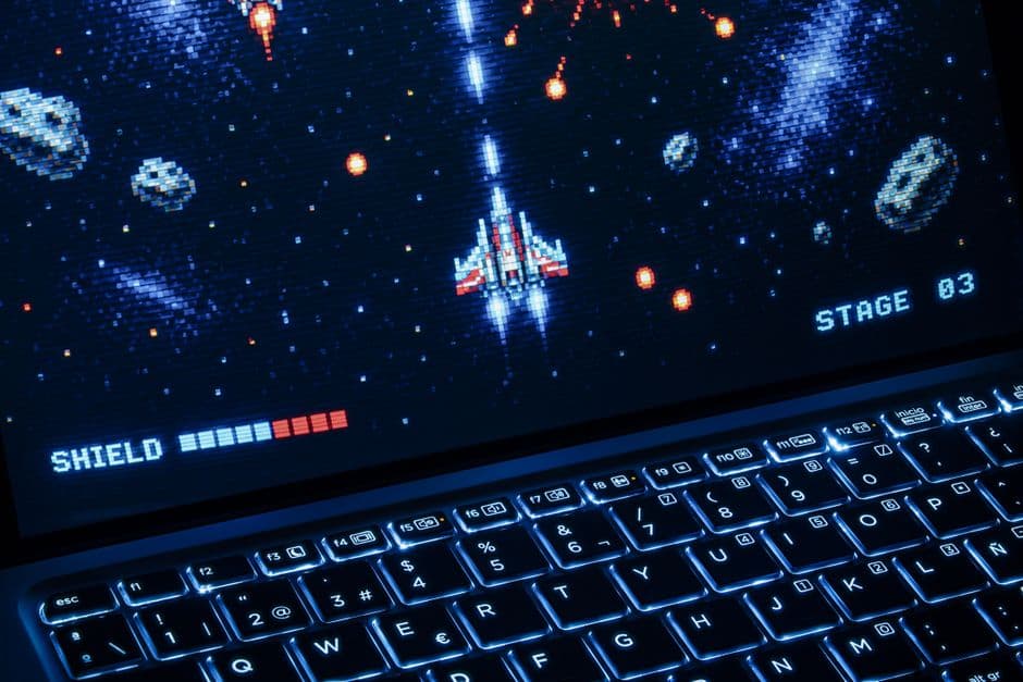 Un videojuego de arcade retro de disparos espaciales en pantalla