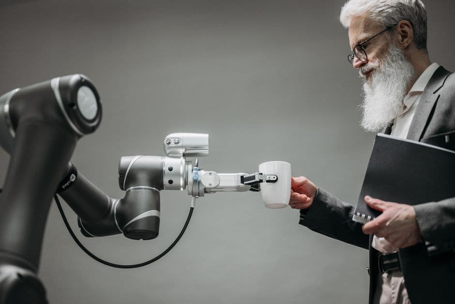 Un robot mecánico sosteniendo una taza sobre una superficie