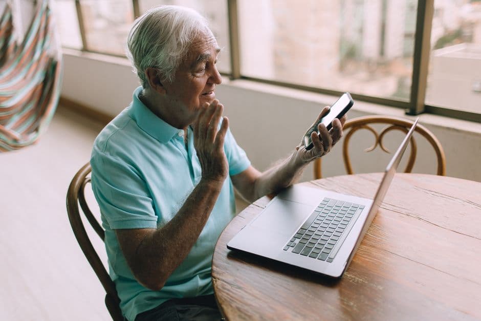 Los seniors digitales redefinen la vejez con el uso cotidiano de la tecnología