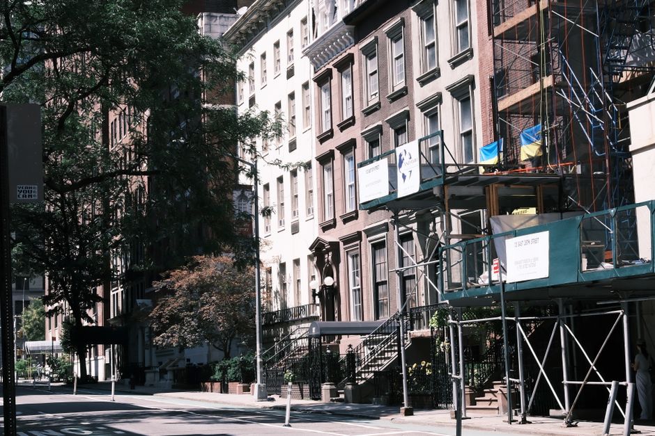 Nueva York prueba nuevos andamios peatonales: Flex Shed y Rigid Shed ya en la calle