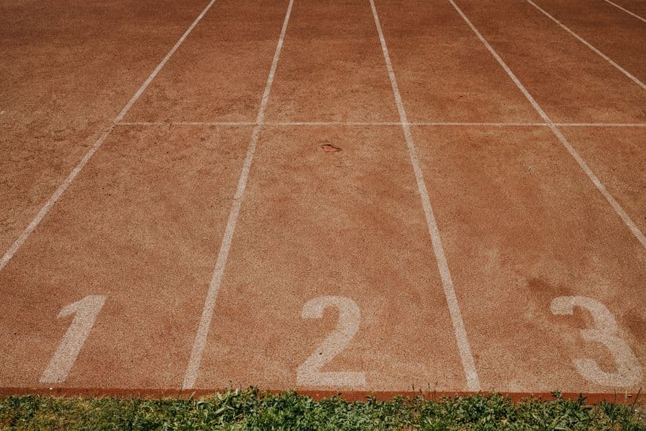 Números pintados sobre una pista de atletismo