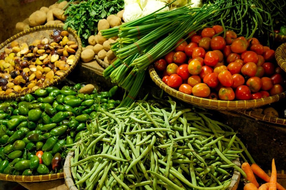 Exhibición vibrante de verduras frescas en mercado