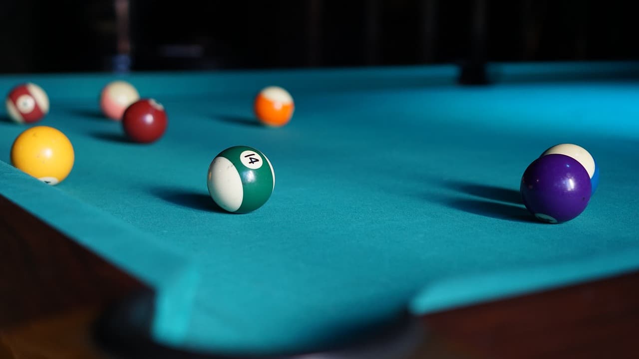 Mesa de billar con bolas dispuestas en la tronera