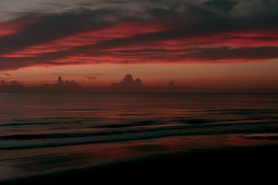 Nubes sobre la costa marina al atardecer
