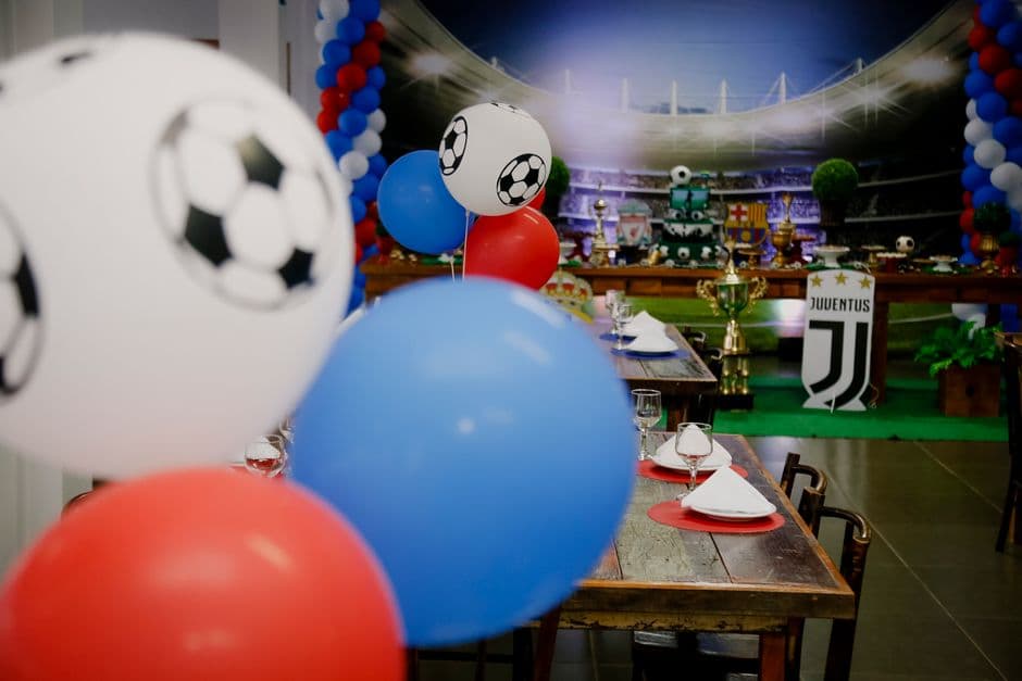 Fiesta de cumpleaños decorada con tema de fútbol