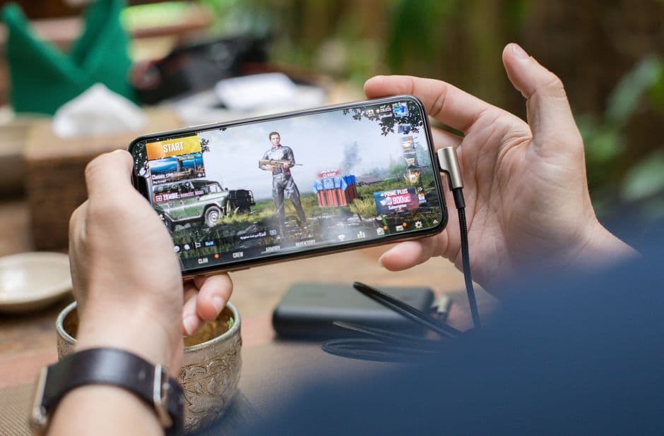 Persona sosteniendo un móvil jugando a un videojuego