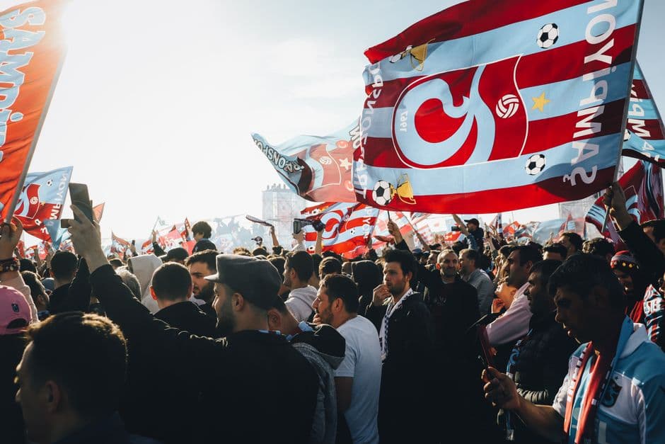 Personas reunidas en un evento social o público importante