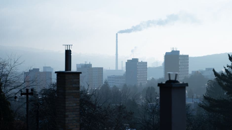 Edificios altos en un día nublado y brumoso