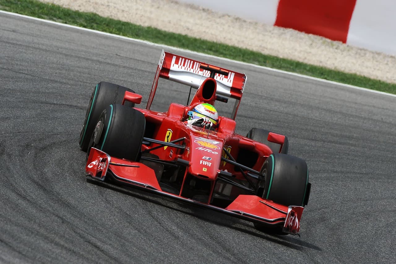 Auto deportivo Ferrari color gris en pista de carreras