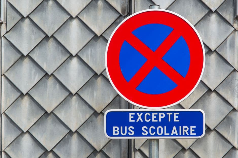 Primer plano de una señal de tráfico de prohibición de estacionamiento