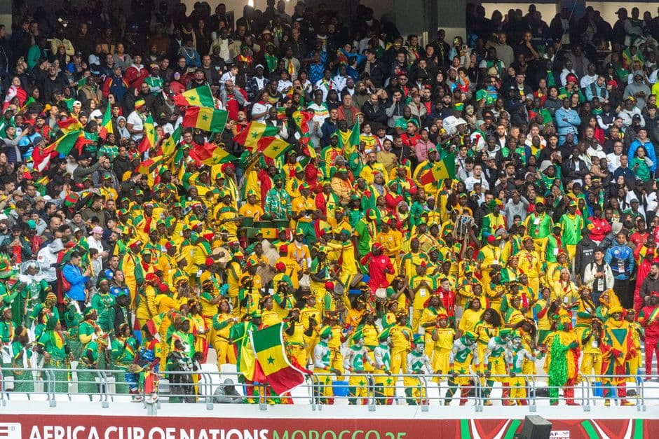 Aficionados energéticos de fútbol en Copa de Naciones Africanas