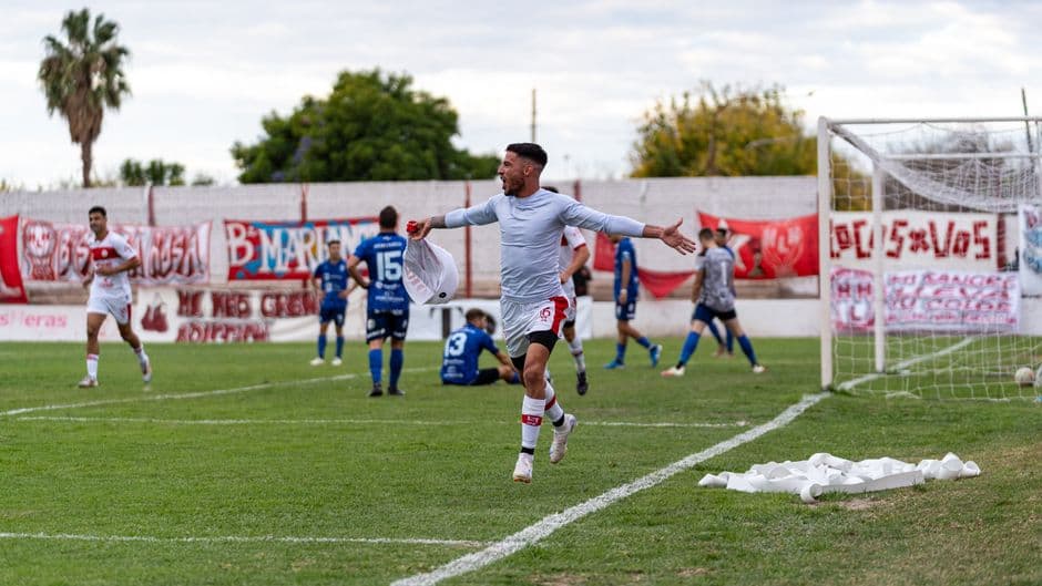 Emocionante partido de fútbol jugándose en el campo