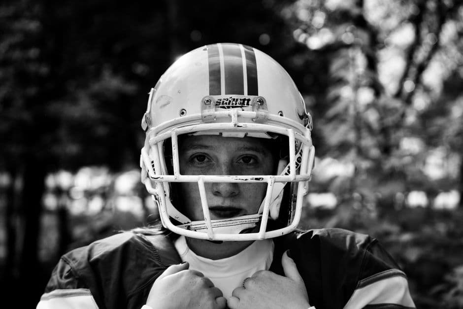 Un futbolista fotografiado en blanco y negro