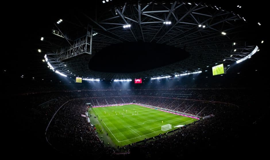Partido de fútbol nocturno en el estadio de Budapest con luces