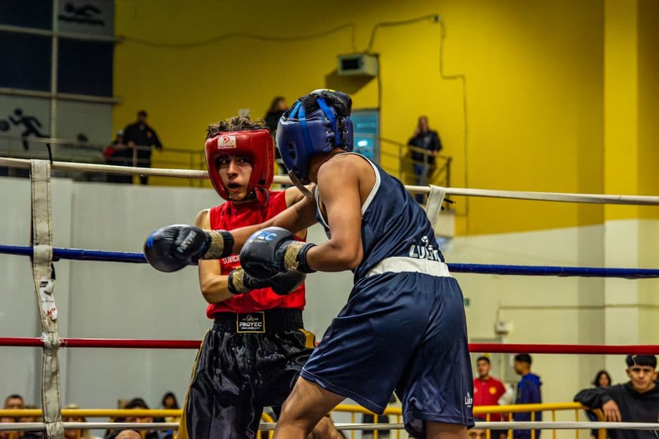 Dos boxeadores intercambiando golpes durante un combate intenso