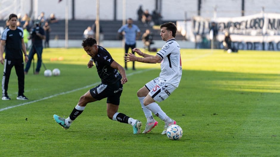 Acción dinámica de un partido de fútbol en el terreno de juego